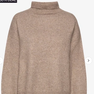 En stickad tröja  - En jätte mysig tröja att ha till vintern, använd några gånger och är lite nopprig men annars så är den jättefin. 🥰