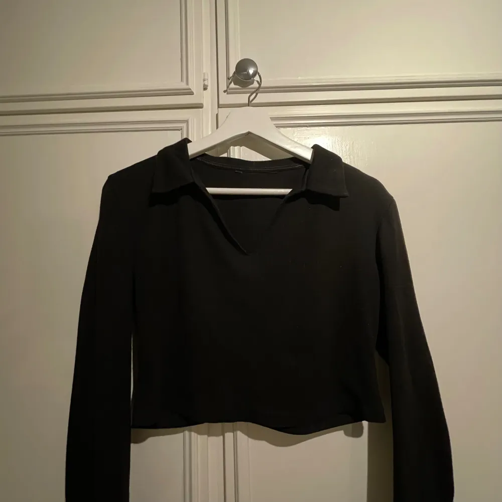 Crop top med långa ärmar och krage. Köpt på Plick och saknar märke-och storlekstag men passar bra på storlek M. Använd men i fint skick. . Toppar.