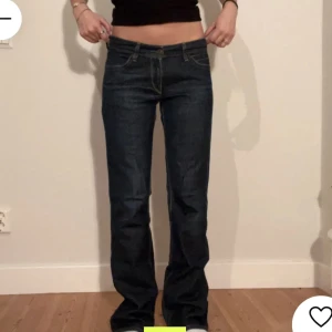 Mörkblåa levis jeans  - (INTE MINA BILDER) säljer dessa Levis jeans , eftersom dom inte passar mig på längden (är 150cm lång) skulle passa bra på längden för någon som är 160cm och uppåt. Inga skador på jeansen förutom på botten kan det kanske vara lite sönder. 🩷
