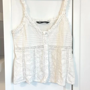Linne i broderad finspets - Linne i broderad finspets mönster. Färgen vit. Linne material. Knappar i mitten som går att knäppa efter sin smak. Jättefint skick, inga tecken på annat. Från ZARA. Storlek XS. 💗