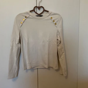 Vit långärmad tröja - Liten i storleken.