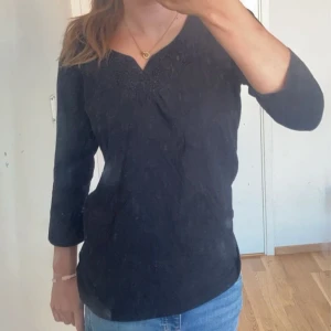 Svart tröja med detaljer 💋 - Trekvarts ärmar tröja med detaljer från isolde💋 Storlek M men sitter bra på mig som bär S, tryck gärna på köp nu men läs bio först! 