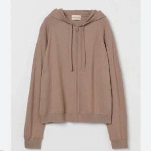 Beige kashmire hoodie - Så skön kashmire hoodie till hösten🍂❣️Nypris: 900;-  