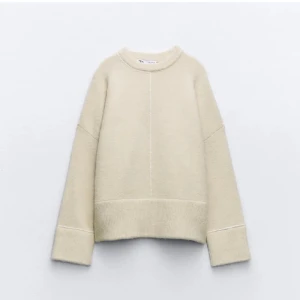 Stickad tröja zara - Den är i fint skick, lite nopprig men annars super fin. Kommer ej till användning längre. Skriv privat för fler bilder💕