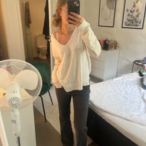 Tunn stickad tröja  - Tunn, vit, v-ringad, oversized stickad tröja ifrån Bik Bok i storlek XS. Fint skick!❤️