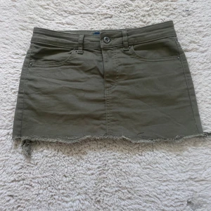 Jeanskjol - Säljer min gröna jeans kjol för den kommer inte till andvändning!💕