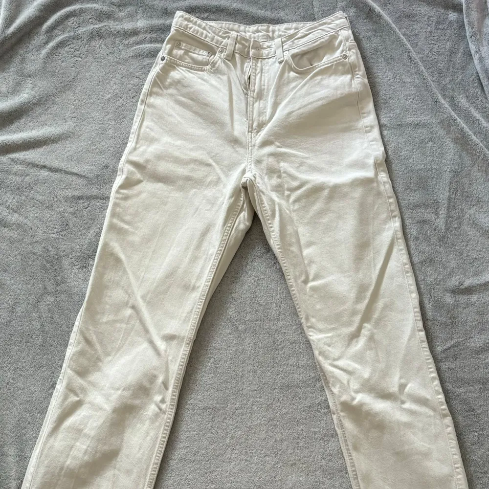 Detta är vita högmidjade jeans av märket Weekday. Då jag tyvärr vuxit ur dem så väljer jag att sälja dem. Tack vare att de är vita passar de till de flesta toppar. De är sköna och i gott skick utan några defekter.. Jeans & Byxor.