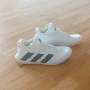 Adidas - Snygga adidas st 43, nyskick