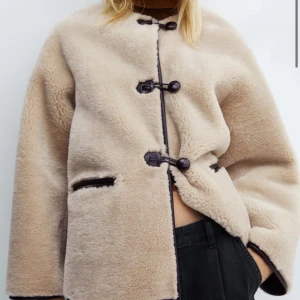 Mango pälsjacka  - Säljer en superskön ljusfärgad pälsjacka från Mango 🤎Är i nyskick. Storlek = XS men är lite oversize i storleken. Nypris = 1500 kr
