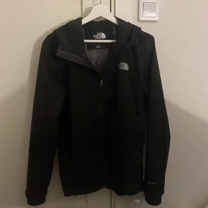 Svart jacka från The North Face - The north face jacka. Storlek S men passar även M.  Skick 10/10. 