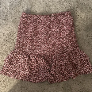 Bershka kjol💕 - Säljer en blommig kjol från bershka i storlek S. Använts några gånger men säljer pga att jag inte använt den på länge. ❤️