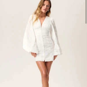 Adoore klänning  - Säljer min fina adoore klänning som är använd endast 1 gång! Den är tyvärr för liten för mig där av måste jag tyvärr sälja den. Populär modell, helt slutsåld. Går alltid att sälja vidare 🫶🏼 