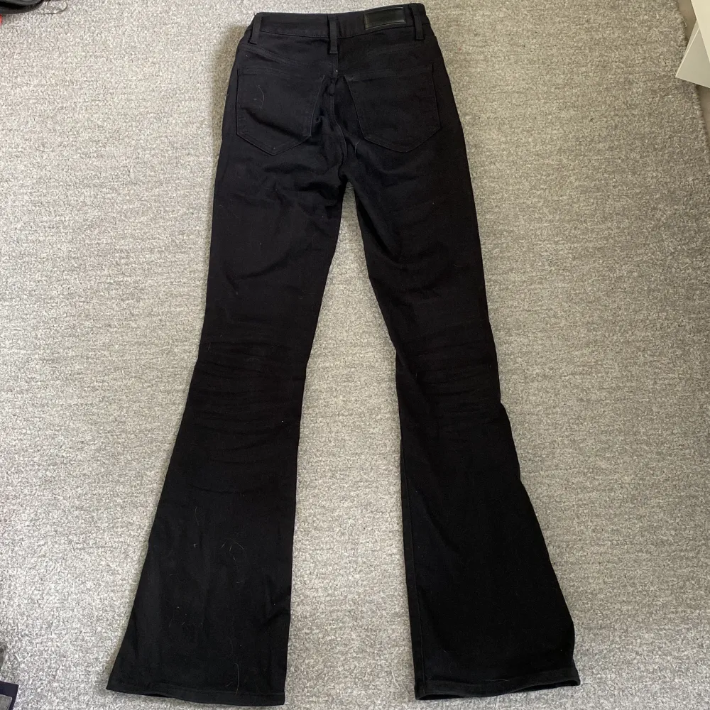 Byxorna har en längd på 33 och är tillverkade i ett stretchigt material för en bekväm passform. Byxorna är bootcut. passar främst de med längre ben då de är i längd 33. Jeans & Byxor.