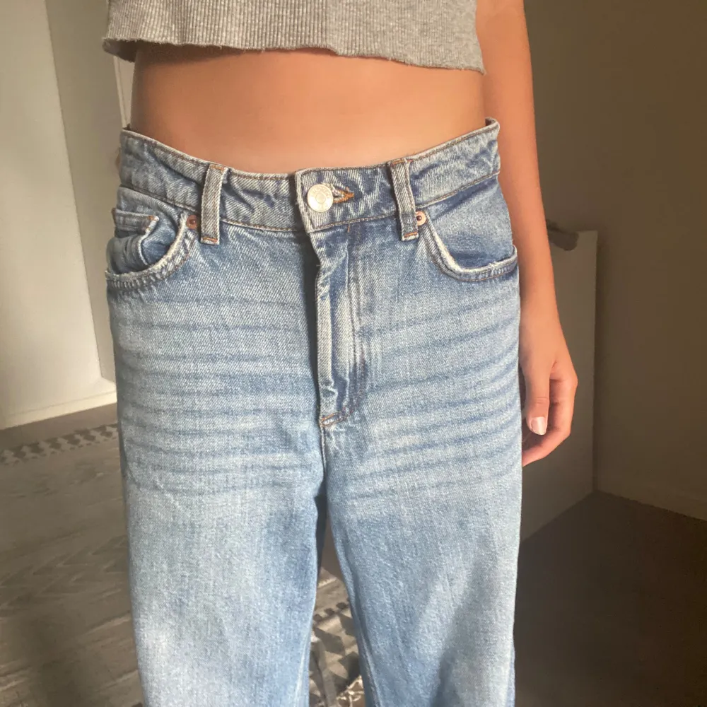 Jätte snygga baggy jeans som är i väldigt bra skick 💋💋 sitter bra på mig som oftast har s/xs byxor men kan behövas bälte ifall de är för stora och ska sitta bättre ❤️. Jeans & Byxor.