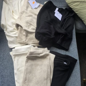 Ribbad Omlopp Topp och Pennkjol  - Ny skick!  Finns i Beige Sand, Svart och Vit!