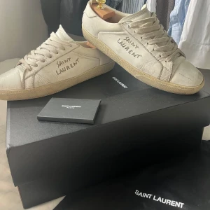 Saint Laurent skor 43 1/2 - Ysl skor storlek 43 och 1/2 men sitter som vanliga 44. 