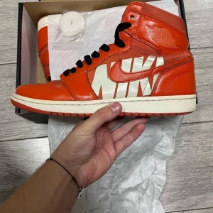 Jordan 1 Coral - Säljer ett par Jordan 1 Retro High OG Vintage Coral 2018. Skorna är i gott skick och kommer med originalboxen. Går i nyskick för cirka 4000kr.