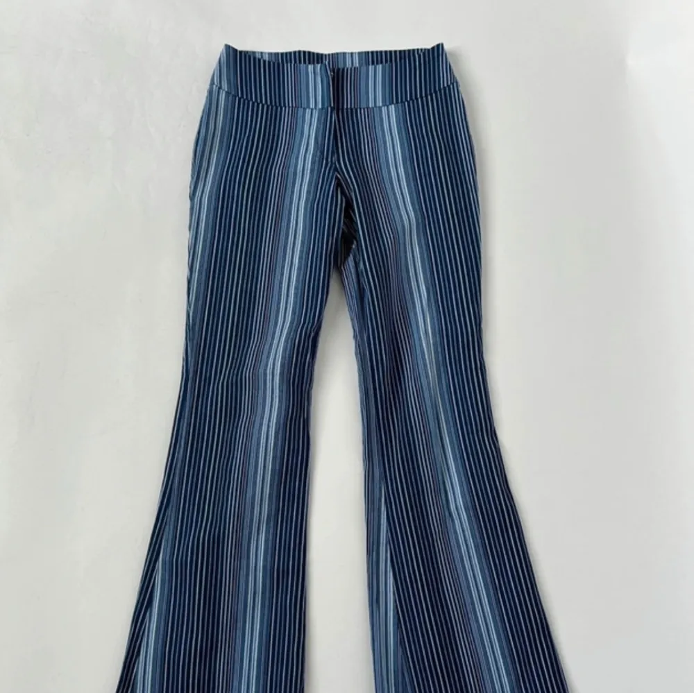 vintage lågmidjade kostymbyxor, tjejen på bilden är 180 midjemått: 32 innerbenslängd: 80. Jeans & Byxor.