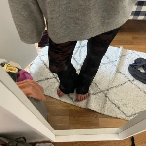 Spetsbyxor  - Säljer dessa trendiga spetsbyxor från bohoo. Stl s. Har ej shorts under och de medföljer ej. 