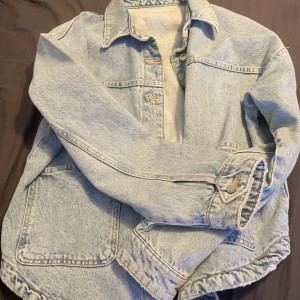 Zara jacka - Den populära jeansjackan från zara endast använd 1 gång , storlek M passar mig som vanligtvis är en S i storlek , kommer i väldigt fin kvalite , köpt för 400 säljs för 230