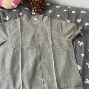 Grön skjorta helt ny inte använd männ  - Köpte fel storlek och kan inte lämna tillbaka så nu så säljer jag den helt ny och inte ens använd 