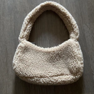 Jätte gullig fluffig väska💋, nästan oanvänd  - En mjuk och gullig handväska, bra utrymme och är nästan oanvänd ❤️