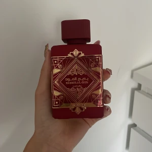 Sublime Badee Al Oud Parfym - Helt ny parfymflaska från Lattafa med namnet Sublime Badee Al Oud. Flaskan är väldigt speciell med röd med gulddekorationer. Skickas iväg tillsammans med förpackningen. Har ni några frågor så är det bara att fråga❤️