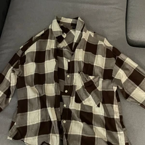 Brun vit skjorta  - Bra chik lite over Sais 