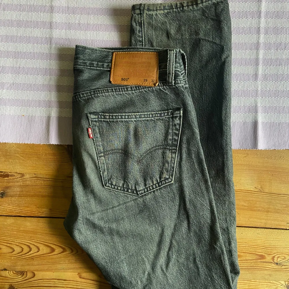 Levi’s 501 original - herr jeans i storlek W29 L32. Byxorna är använda i ett år och är mycket bra skick. Inga fläckar eller slitningar. Nypris 1100:- 👖  Hämta i Örebro eller så står du för frakt. 📦 . Jeans & Byxor.