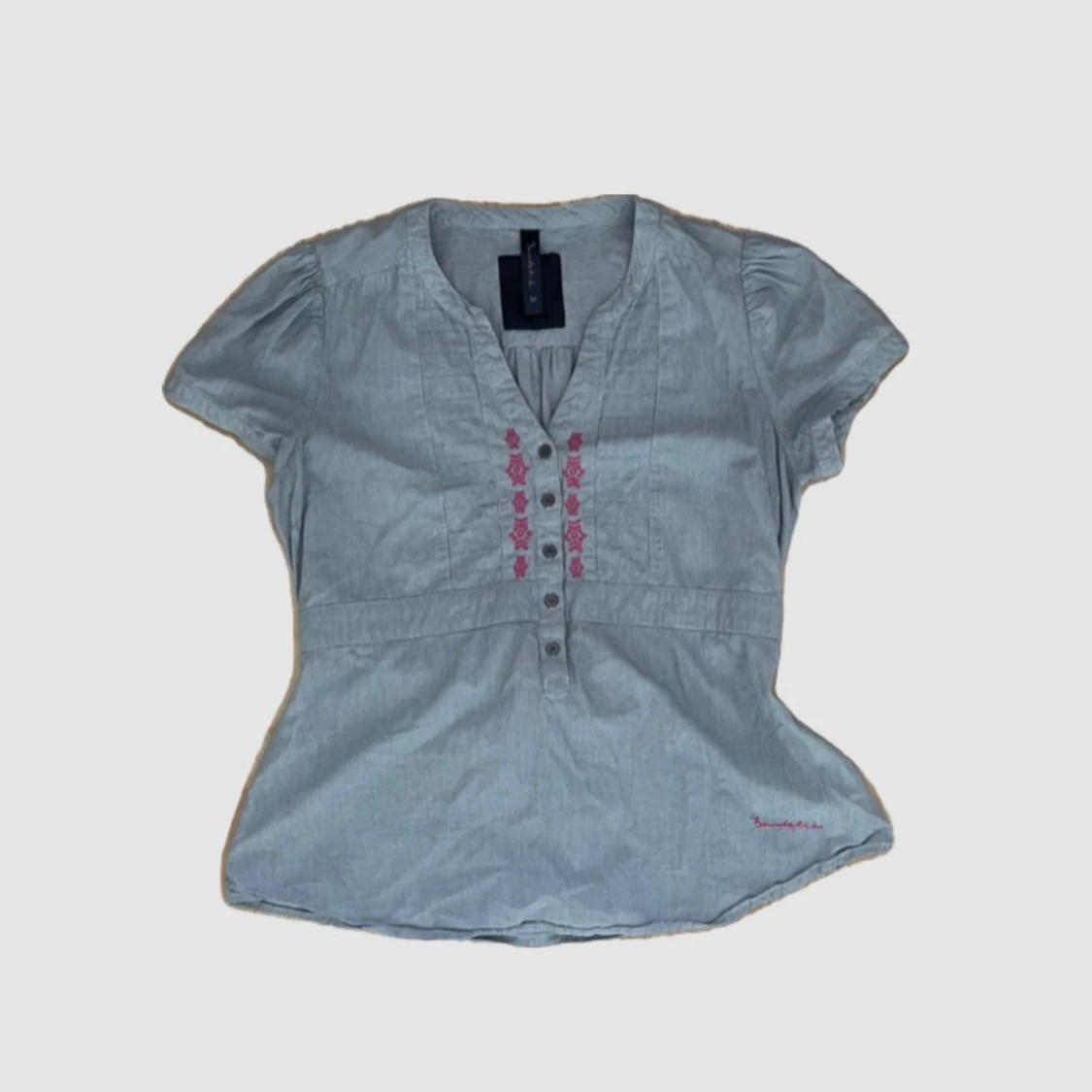 Grå blus med broderi