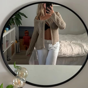 Stickad tröja  - Mycket bra skick, stickad luftig kofta! Storlek XL så sitter oversize på en S/M<3 snygg beach-vibe