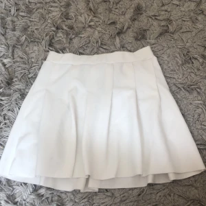 Kjol - Söt tenniskjol som inte kommer till användning längre💓 har några små fläckar någon stans men inget man tänker på