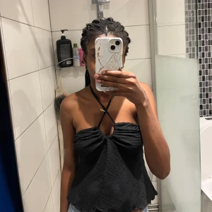 Svart topp - Säljer denna svarta söta topp som man kan ha på två olika sätt. Toppen är i stl S och den är använd Max 5ggr. Tröjan har inga defekter, kom privat för egna bilder