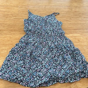 Blommig klänning  - Väldigt bra sick