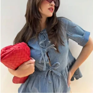 Knytblus - Köpte på Vinted utan märke i så säkert från shein eller liknande, stl M