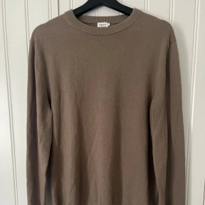 Stickad tröja Filippa k - Brun stickad tröja i Merino ull. 
