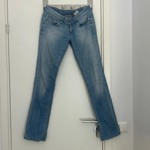 Lågmidjade G-star raw jeans - jag säljer dessa jeans för att dem är lite förstora, dem är sjukt snygga!!! Och färgen är jöttefin!! Dem är i storlek 27x32❤️pris kan diskuteras