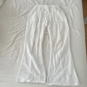 Utsvängda linnebyxor - Ett par jätte fina linnebyxor, köpta utomlands så vet ej märket tyvärr! De är utsvängda men säljes för att de är för korta för mig (170)