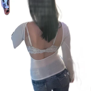 Vit topp utan rygg - Ganska  bra skick men lite nopprig på vissa ställen 💞