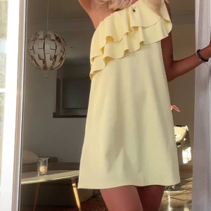 Gul volang klänning  - Så fin gul volang klänning! Storlek S 