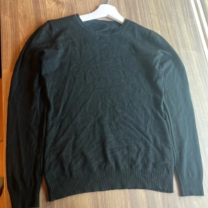 Kashmir tröja - Säljer denna svarta kashmir tröja i storlek Xs. Längden är 60 cm bredden 37 cm. Tröjan har inget hål eller någon skada. Tar även byten. Hör av dig vid mer frågor.