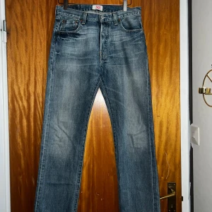 Levis 501or - Levis 501or köpta på Vinted för 250! Bra skick och snygga, men var för små. W30, L30 men passar som en S skulle jag säga. Funkar på både killar o tjejer!