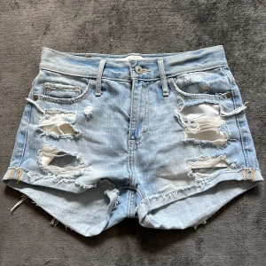 Blå jeansshorts  - Jätte fina jeansshort, använda ett fåtal gånger men är i bra skick. 