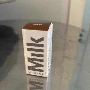 Milk bronzer stick - Baked (oöppnad) - Säljer milks i öppnad förpackningar för mycket billigare pris än originalet! Dem är varken amvändda eller öppnade förpackningar. Nypris: 280kr! Skriv i dm för mer info och för hjälp med pris!
