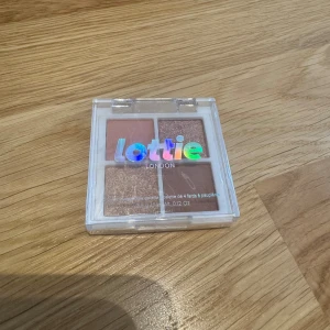 Ögonskuggspalett från Lottie London - En ögonskuggspalett med fyra olika nyanser från Lottie London. Paletten innehåller både matta och skimrande färger i jordnära toner.