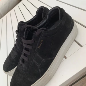 Axel arigato skor - Jätte fina skor använda typ 4 gånger storlek 40 lite gul under sulan bara annars jätte fina. Pris kan diskuteras vid snabbt köp!