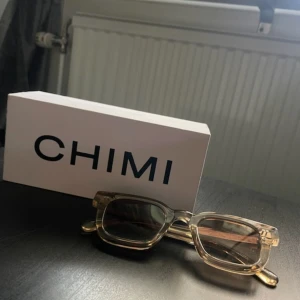 Chimi 04 ecru - Säljer dessa brillor då dom inte används över huvud taget. Jätte bra skick, köpta i nk i Stockholm. Kvitto får man med 