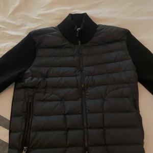 Moncler Cardigan  - Knappt använd för att jag växte ur den fort. Inga skador,defekter, märken etc  Köpt i Luxemburg, har inte kvar kvitto därför jag säljer för bra pris men går att diskuteras.