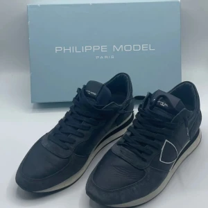 Philippe model skor - Hej, säljer nu mina super snygga Philippe model skor. Skorna är i storlek 42 men passar även 43. De är i super bra skick och har inga defekter. Nypris~3500 mitt pris 1699. Box, kort och extra skosnören medföljer. 