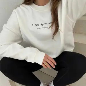 Så snygg sweatshirt, helt ny. Storlek xs men är lite oversized. Ord.pris 799kr 